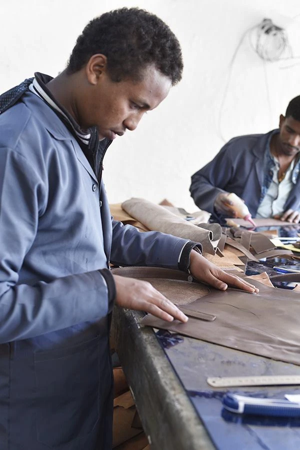 Purse & Clutch Larger Crossbody Handbag - Black 6 Purse & Clutch Larger Crossbody Handbag - Black