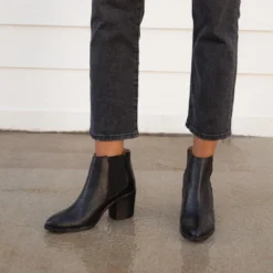 Nisolo Heeled Chelsea Boot - Black Shoes